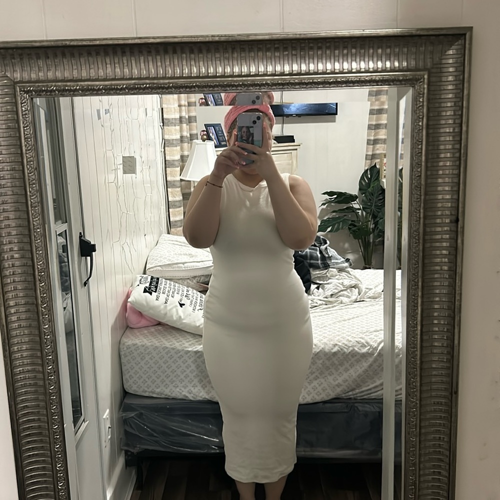 I am selling a cream long dress from forever 21. Never has been worn.